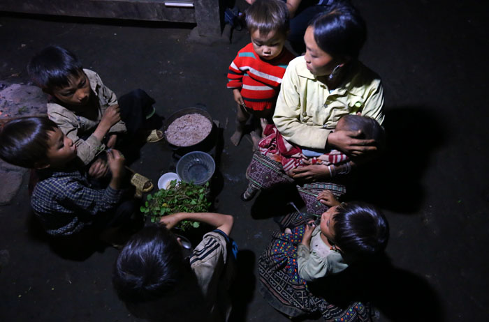 Hơn[-]3.000[-]hộ[-]dân[-]sống[-]gần[-]thủy[-]điện[-]lớn[-]nhất[-]nước[-]nhưng[-]chưa[-]một[-]ngày[-]được[-]dùng[-]điện